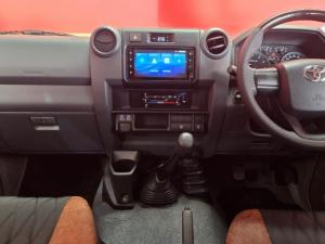 Toyota Landcruiser 76 2.8 GD-6 S/W - Image 6