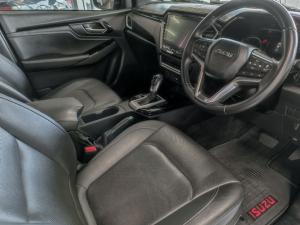 Isuzu D-Max 3.0TD double cab V-Cross 4x4 - Image 7