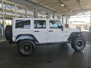 Jeep Wrangler Unlimited 3.6L Polar Edition - Image 8