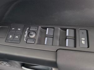 Land Rover Defender 110 D250 X-Dynamic SE - Image 7