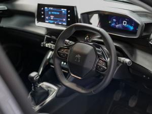 Peugeot 208 1.2T Allure manual - Image 11