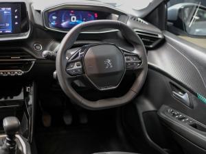 Peugeot 208 1.2T Allure manual - Image 13