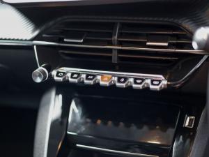 Peugeot 208 1.2T Allure manual - Image 17