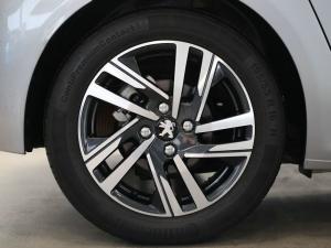 Peugeot 208 1.2T Allure manual - Image 29