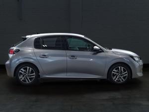 Peugeot 208 1.2T Allure manual - Image 8