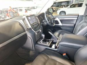 Toyota Land Cruiser 200 4.5D-4D V8 VX-R - Image 7