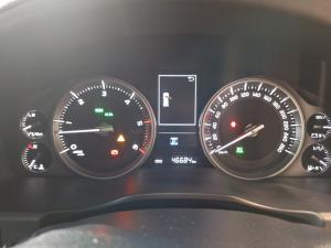 Toyota Land Cruiser 200 4.5D-4D V8 VX-R - Image 11