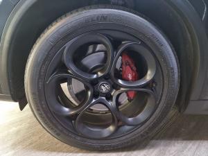 Alfa Romeo Stelvio 2.0T Veloce Q4 - Image 5