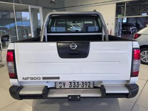 Nissan NP300 Hardbody 2.5TDi double cab 4x4 - Image 6