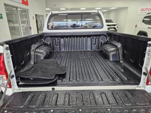 Toyota Hilux 2.4GD-6 double cab 4x4 Raider manual - Image 15