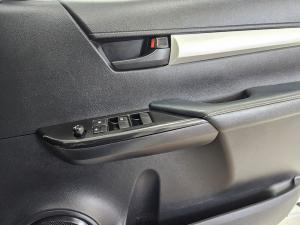 Toyota Hilux 2.4GD-6 double cab 4x4 Raider manual - Image 16