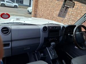 Toyota Land Cruiser 79 2.8 GD-6S/C automatic - Image 6