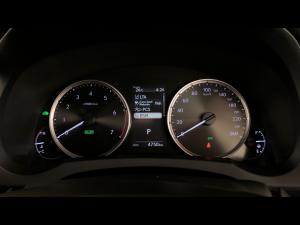 Lexus IS 300h SE - Image 9