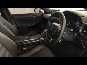 Lexus IS 300h SE - Image 10