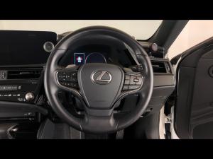 Lexus ES 300h EX - Image 8