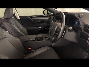 Lexus ES 300h EX - Image 10