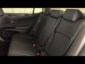 Lexus ES 300h EX - Image 11