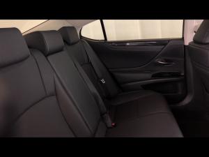 Lexus ES 300h EX - Image 12