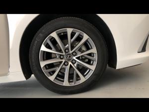 Lexus ES 300h EX - Image 17