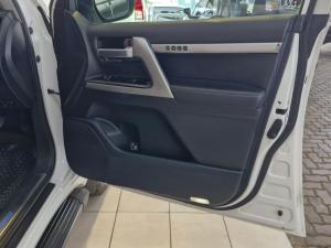 Toyota Land Cruiser 200 4.5D-4D V8 VX - Image 14