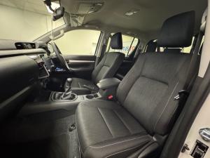 Toyota Hilux 2.4GD-6 double cab 4x4 Raider manual - Image 7