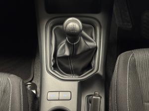 Toyota Hilux 2.4GD-6 double cab 4x4 Raider manual - Image 11