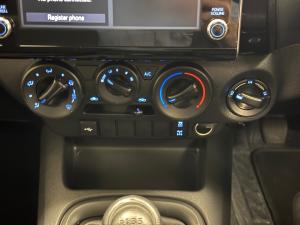 Toyota Hilux 2.4GD-6 double cab 4x4 Raider manual - Image 14