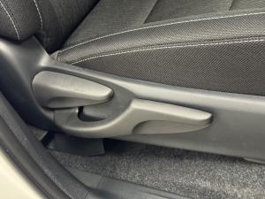 Toyota Hilux 2.4GD-6 double cab 4x4 Raider manual - Image 17