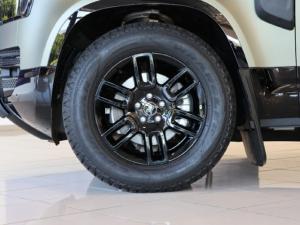 Land Rover Defender 110 D250 X-Dynamic SE - Image 12