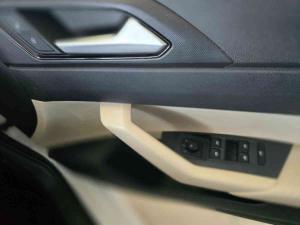 Volkswagen Polo sedan 1.6 manual - Image 14