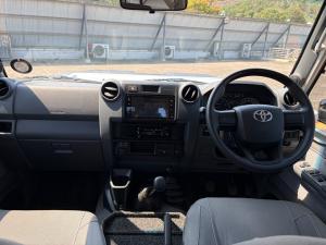 Toyota Land Cruiser 76 2.8GD-6 station wagon LX manual - Image 6