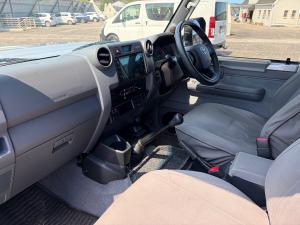 Toyota Land Cruiser 76 2.8GD-6 station wagon LX manual - Image 7