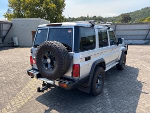 Toyota Land Cruiser 76 2.8GD-6 station wagon LX manual - Image 2