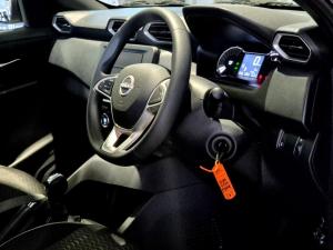 Nissan Magnite 1.0 Visia auto - Image 15