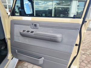 Toyota Land Cruiser 79 2.8GD-6 double cab auto - Image 25
