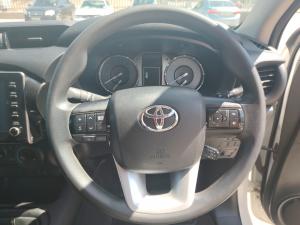 Toyota Hilux 2.4GD-6 double cab Raider manual - Image 8
