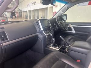 Toyota Land Cruiser 200 4.5D-4D V8 VX-R - Image 7
