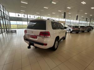 Toyota Land Cruiser 200 4.5D-4D V8 VX-R - Image 2