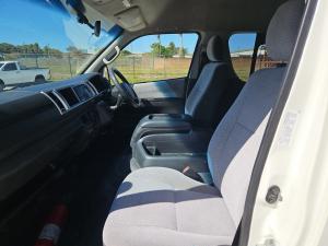 Toyota Hiace 2.5D-4D bus 14-seater GL - Image 7