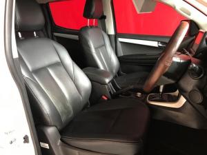 Isuzu D-Max 300 3.0TD double cab 4x4 LX auto - Image 10