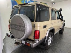 Toyota Land Cruiser 76 4.5D-4D V8 station wagon LX - Image 4