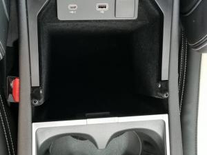 Land Rover Discovery Sport P300e R-Dynamic HSE - Image 18