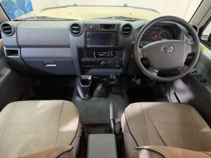 Toyota Land Cruiser 76 4.5D-4D V8 station wagon LX - Image 10