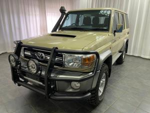 Toyota Land Cruiser 76 4.5D-4D V8 station wagon LX - Image 2