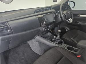 Toyota Hilux 2.4GD-6 double cab 4x4 Raider manual - Image 7