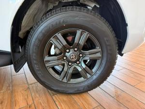 Toyota Hilux 2.4GD-6 double cab Raider manual - Image 9