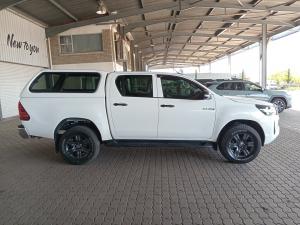 Toyota Hilux 2.4GD-6 double cab 4x4 Raider manual - Image 3