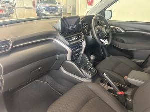 Toyota Urban Cruiser 1.5 XR manual - Image 7