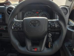 Toyota Land Cruiser 79 4.5D-4D V8 double cab LX - Image 8