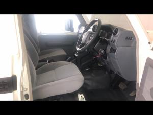 Toyota Land Cruiser 79 2.8GD-6 single cab auto - Image 10